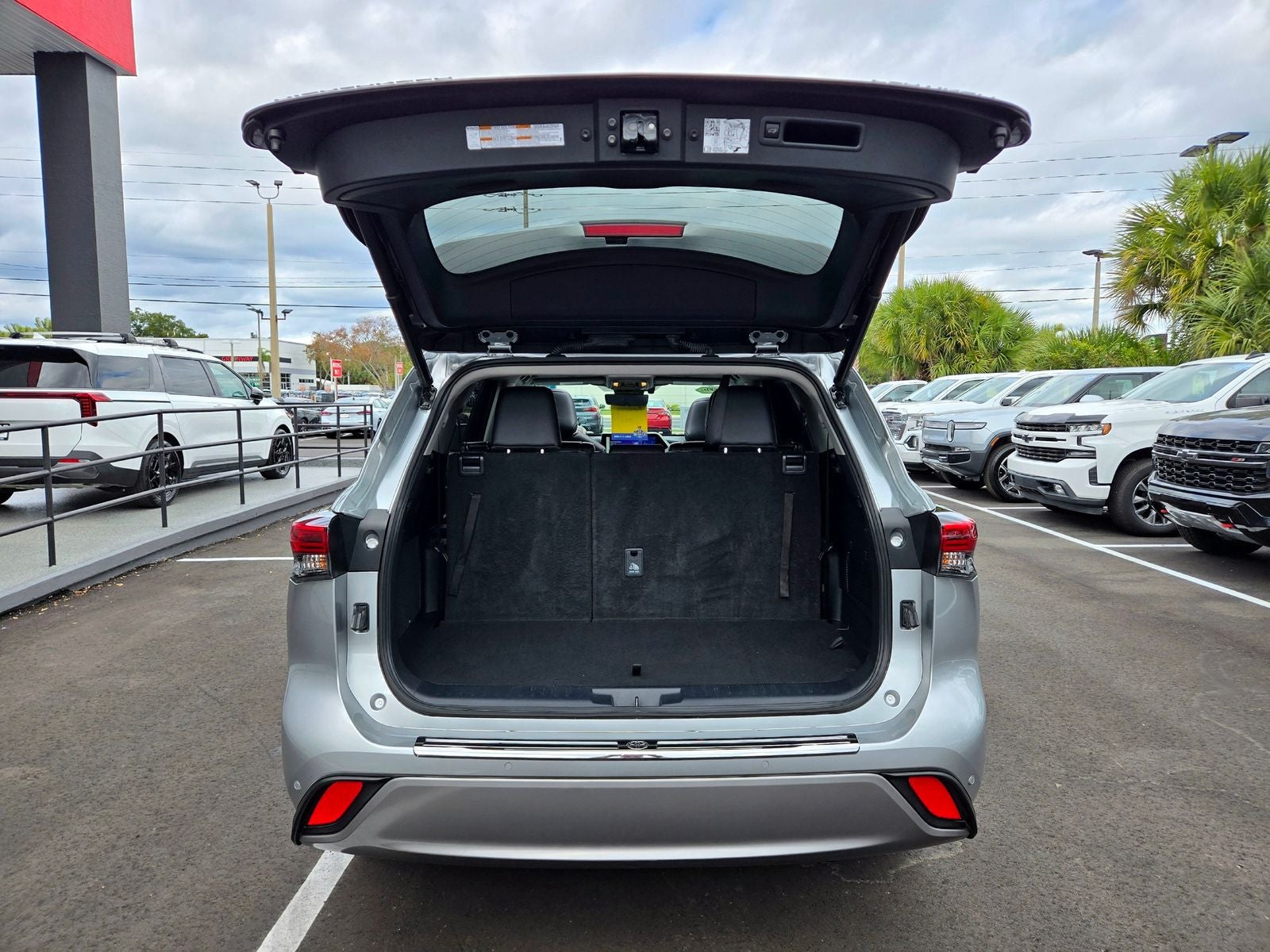 2023 Toyota Highlander Hybrid Platinum