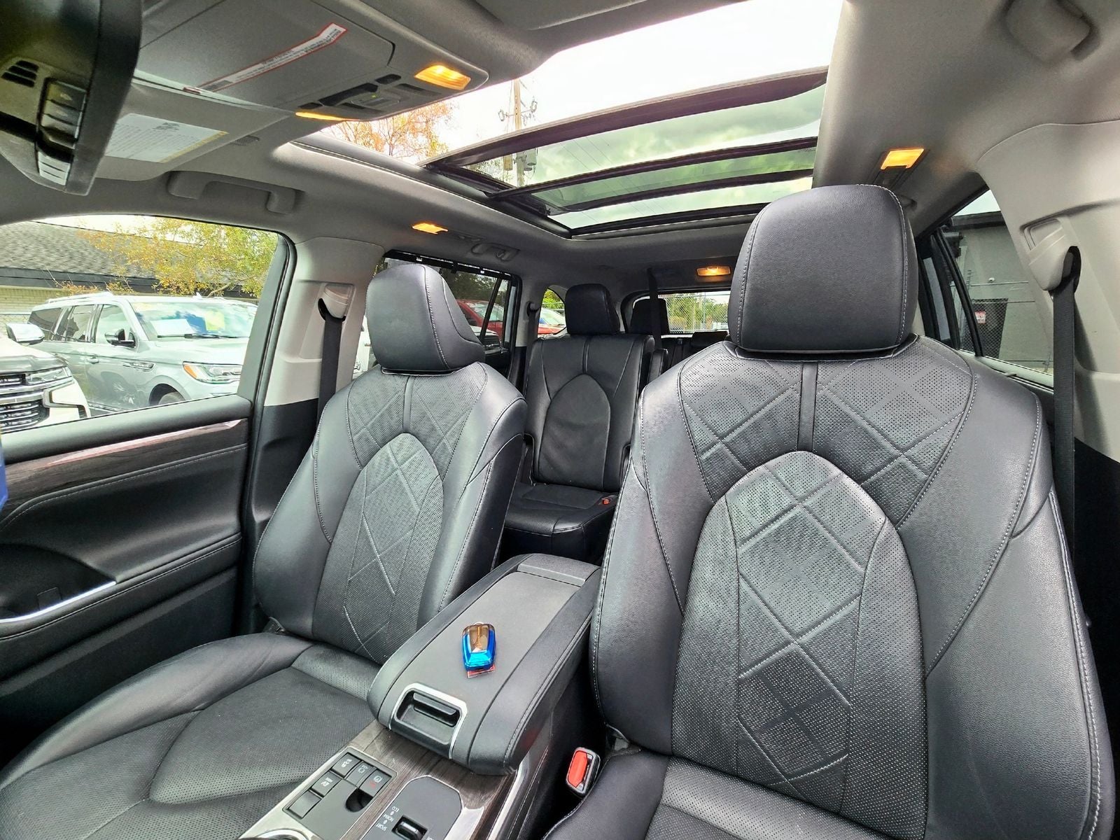 2023 Toyota Highlander Hybrid Platinum