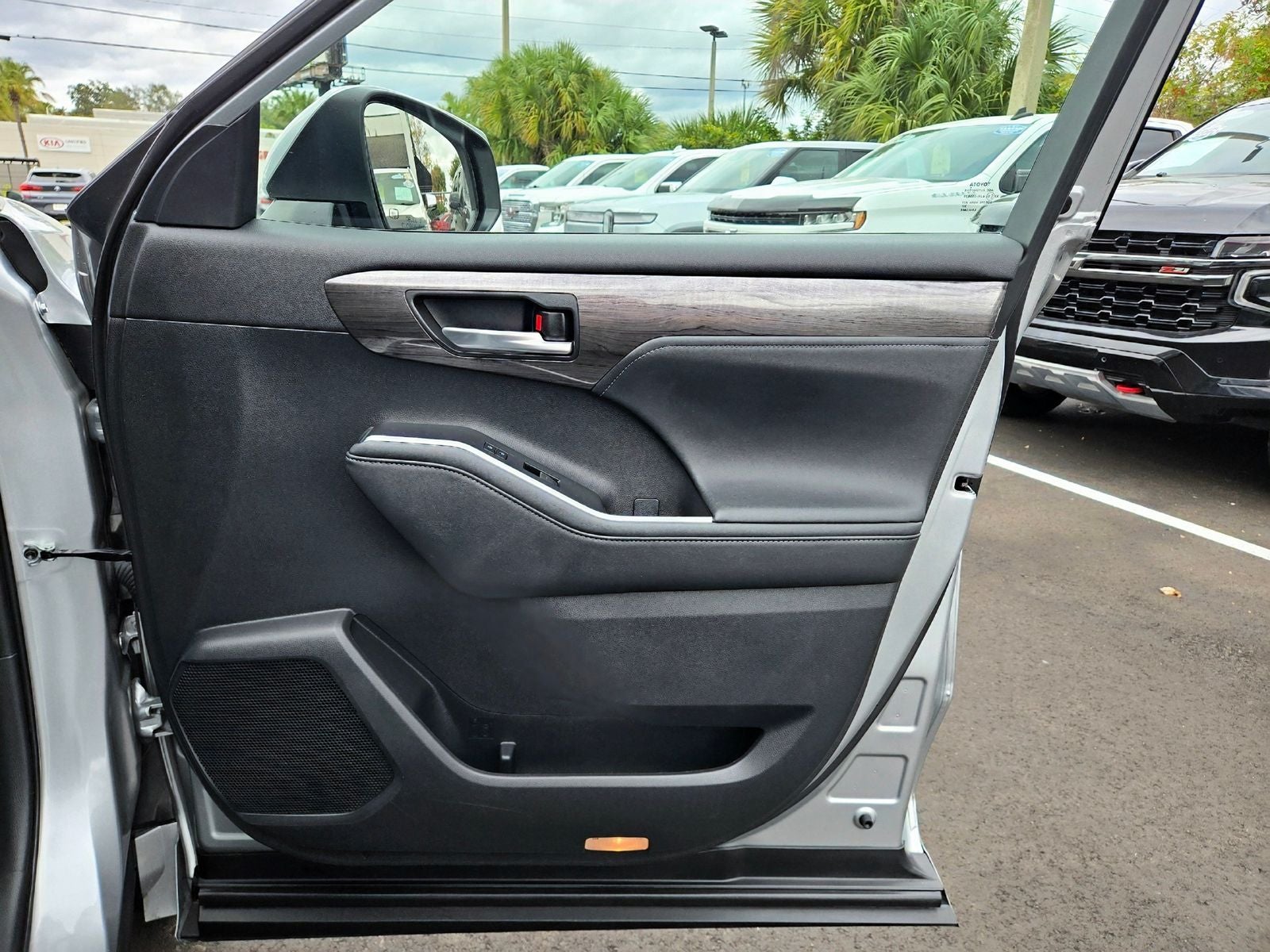 2023 Toyota Highlander Hybrid Platinum