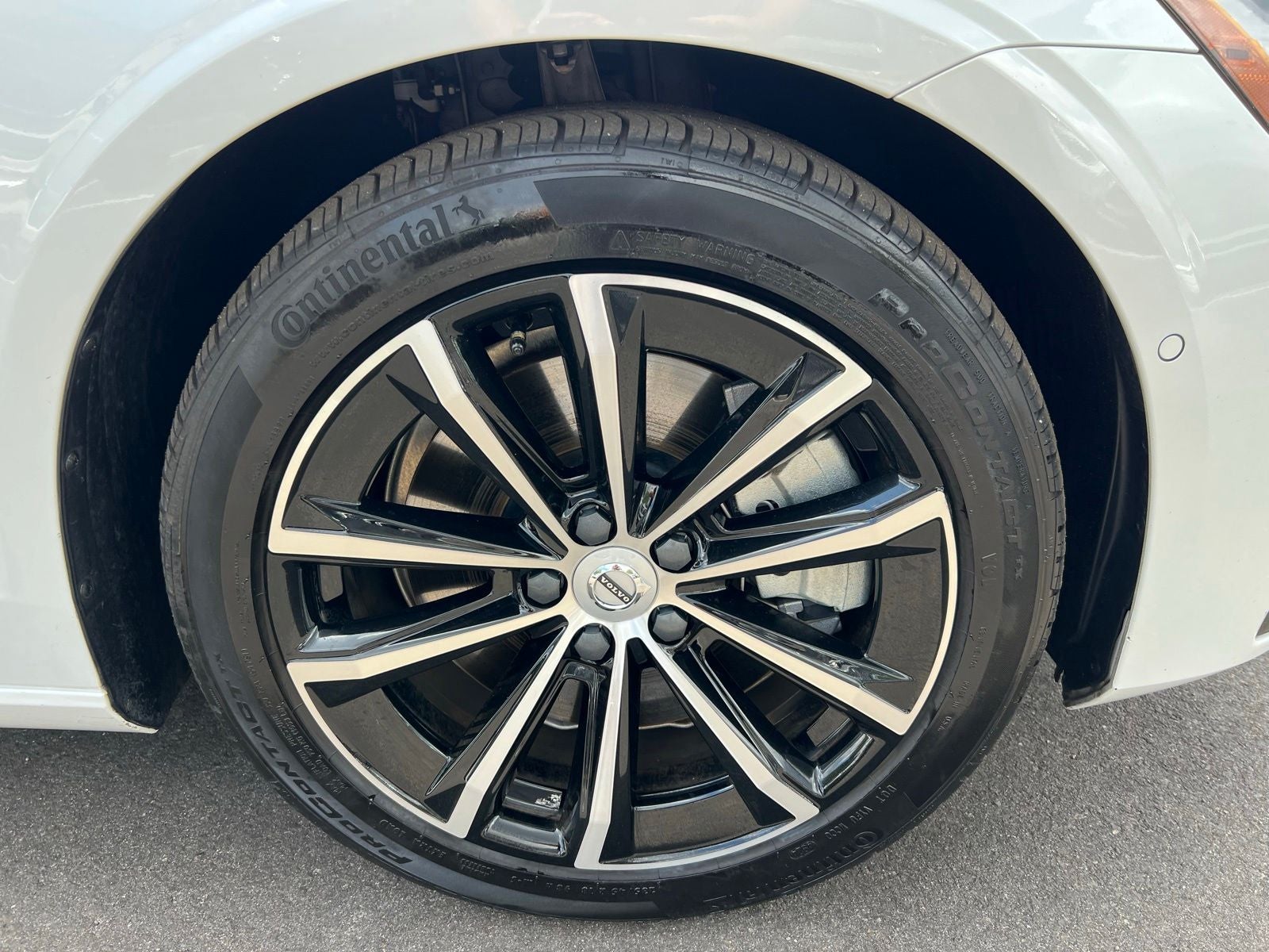 2023 Volvo S60 Recharge Plug-In Hybrid T8 Plus Dark Theme