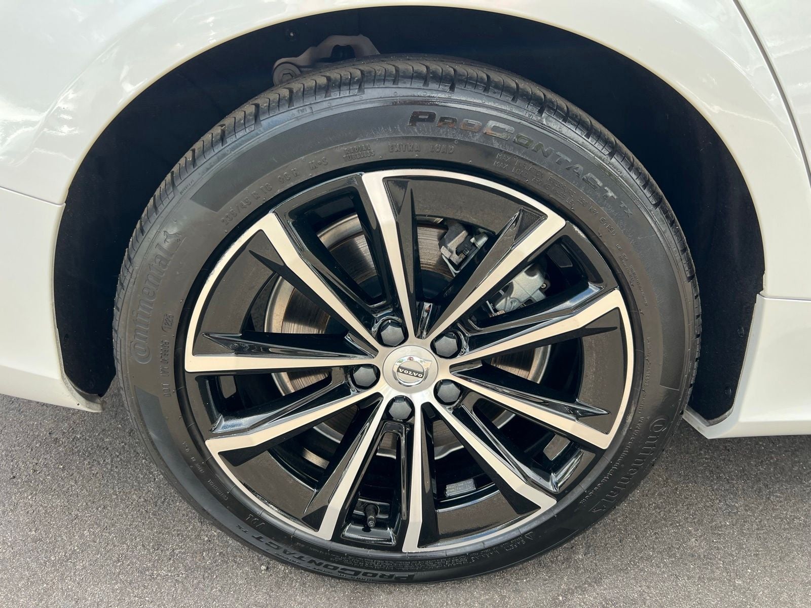 2023 Volvo S60 Recharge Plug-In Hybrid T8 Plus Dark Theme