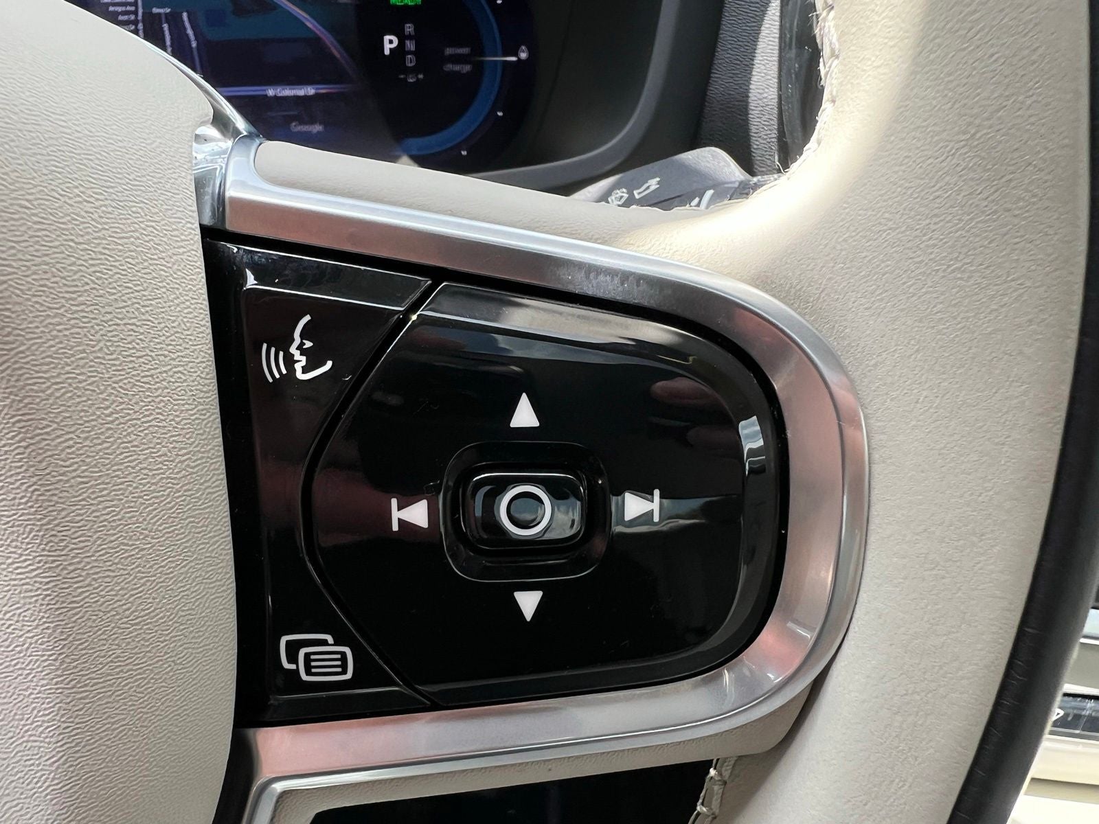 2023 Volvo S60 Recharge Plug-In Hybrid T8 Plus Dark Theme
