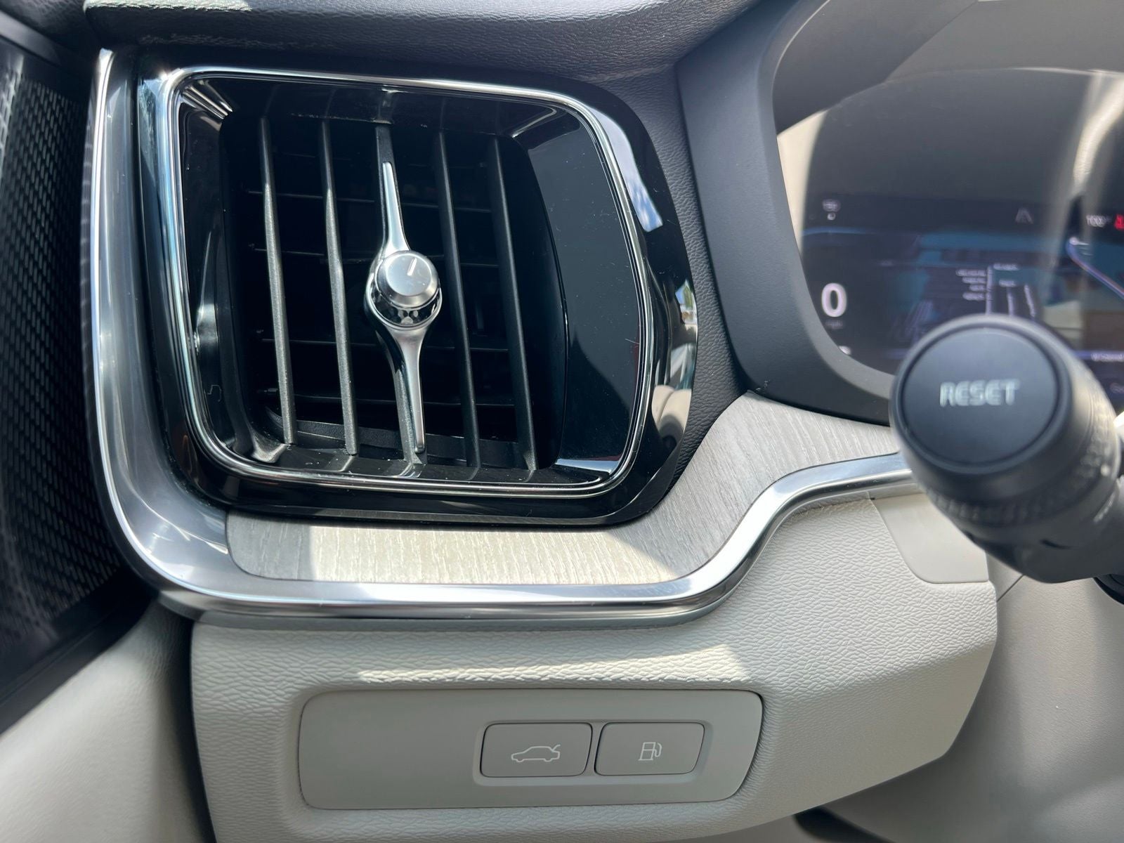 2023 Volvo S60 Recharge Plug-In Hybrid T8 Plus Dark Theme