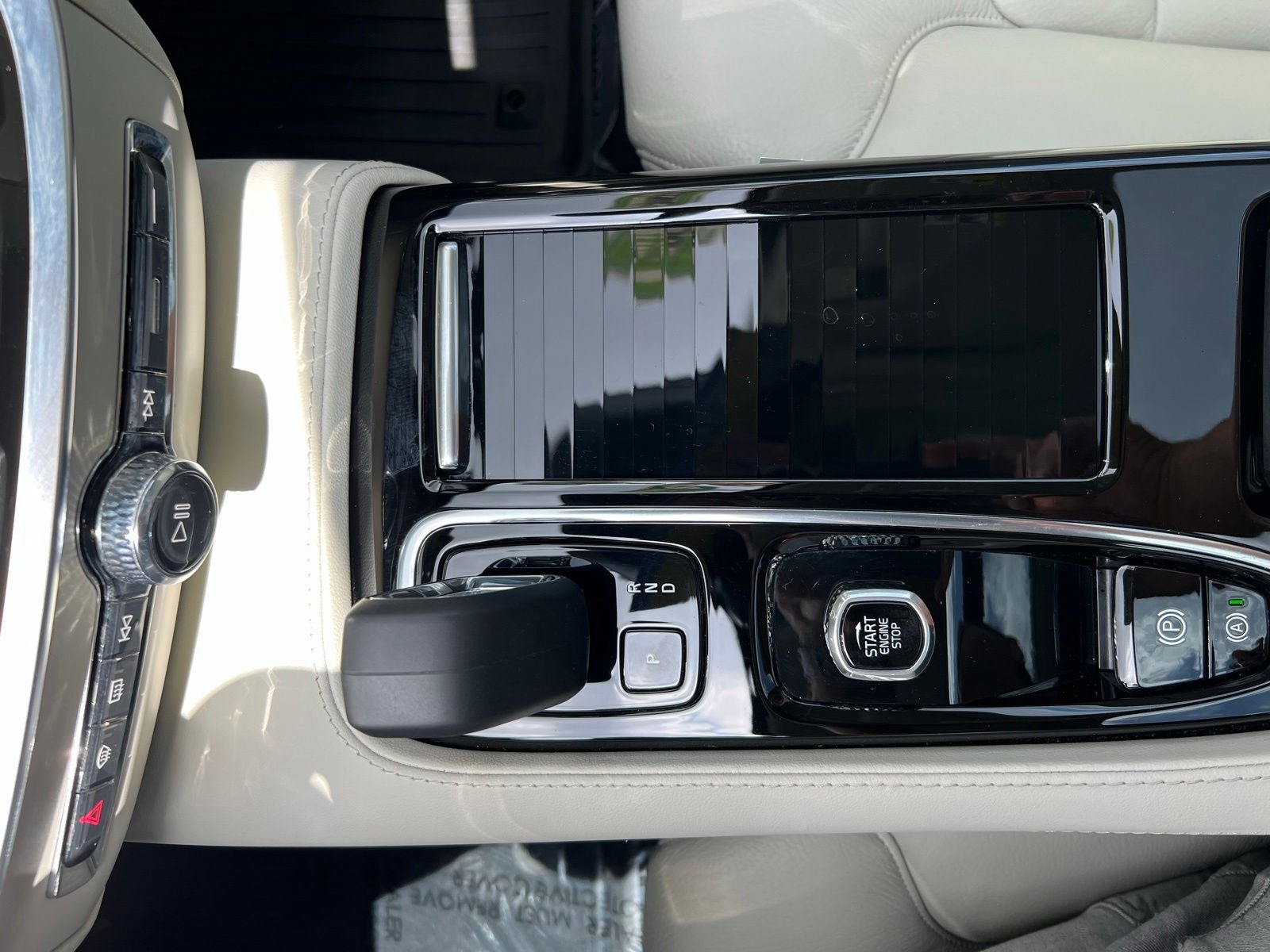 2023 Volvo S60 Recharge Plug-In Hybrid T8 Plus Dark Theme