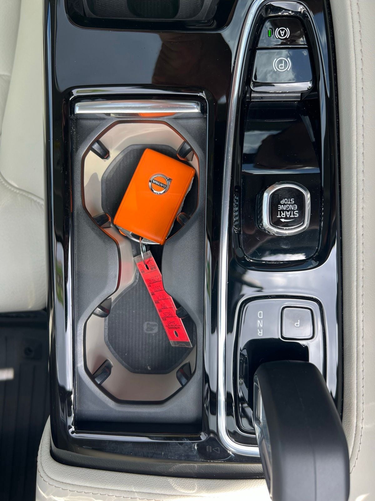 2023 Volvo S60 Recharge Plug-In Hybrid T8 Plus Dark Theme