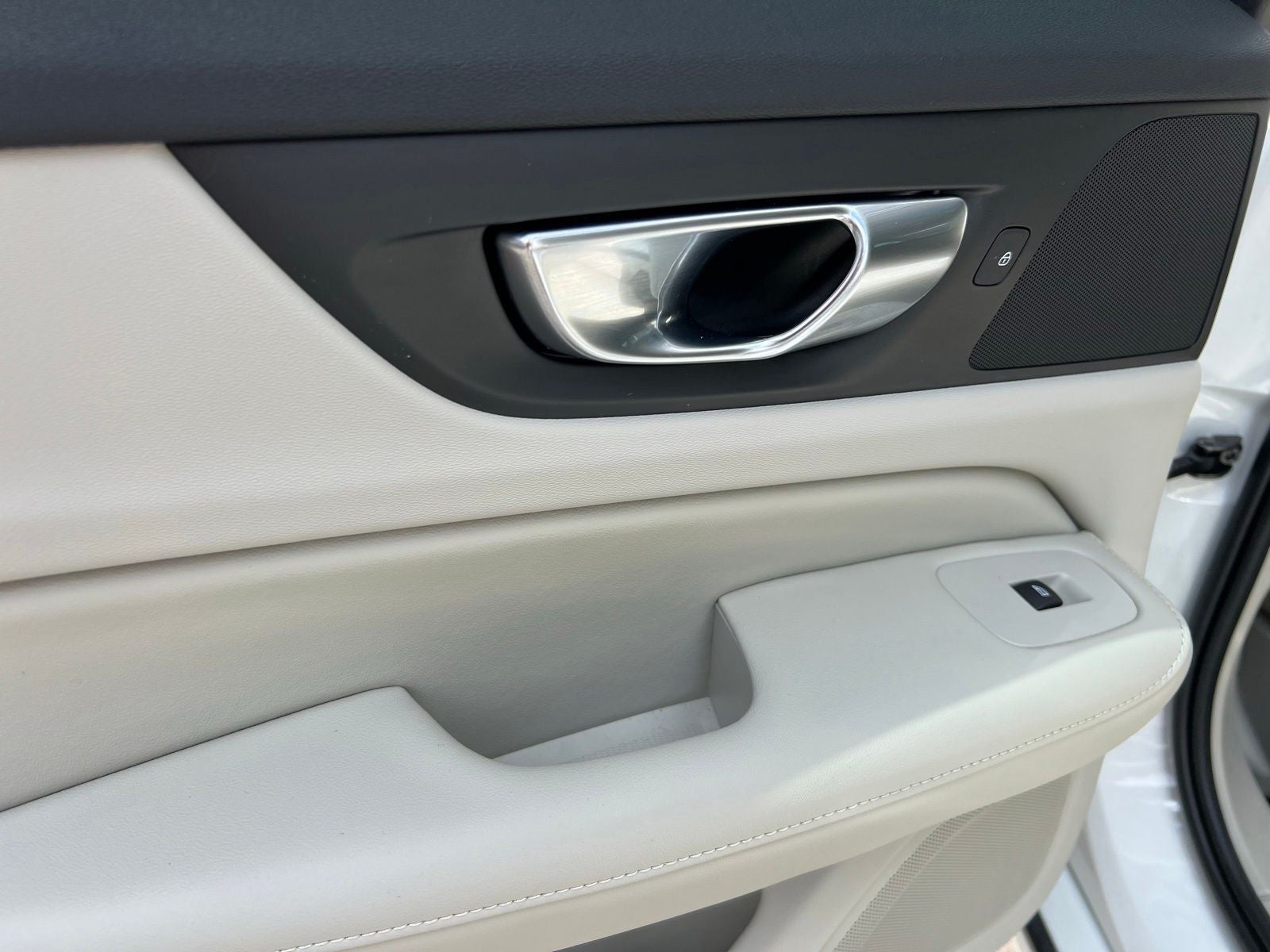 2023 Volvo S60 Recharge Plug-In Hybrid T8 Plus Dark Theme