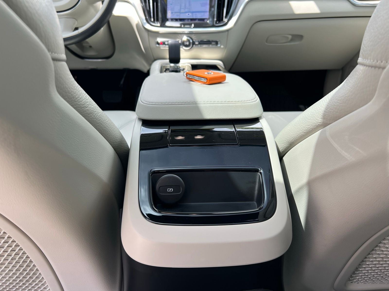 2023 Volvo S60 Recharge Plug-In Hybrid T8 Plus Dark Theme