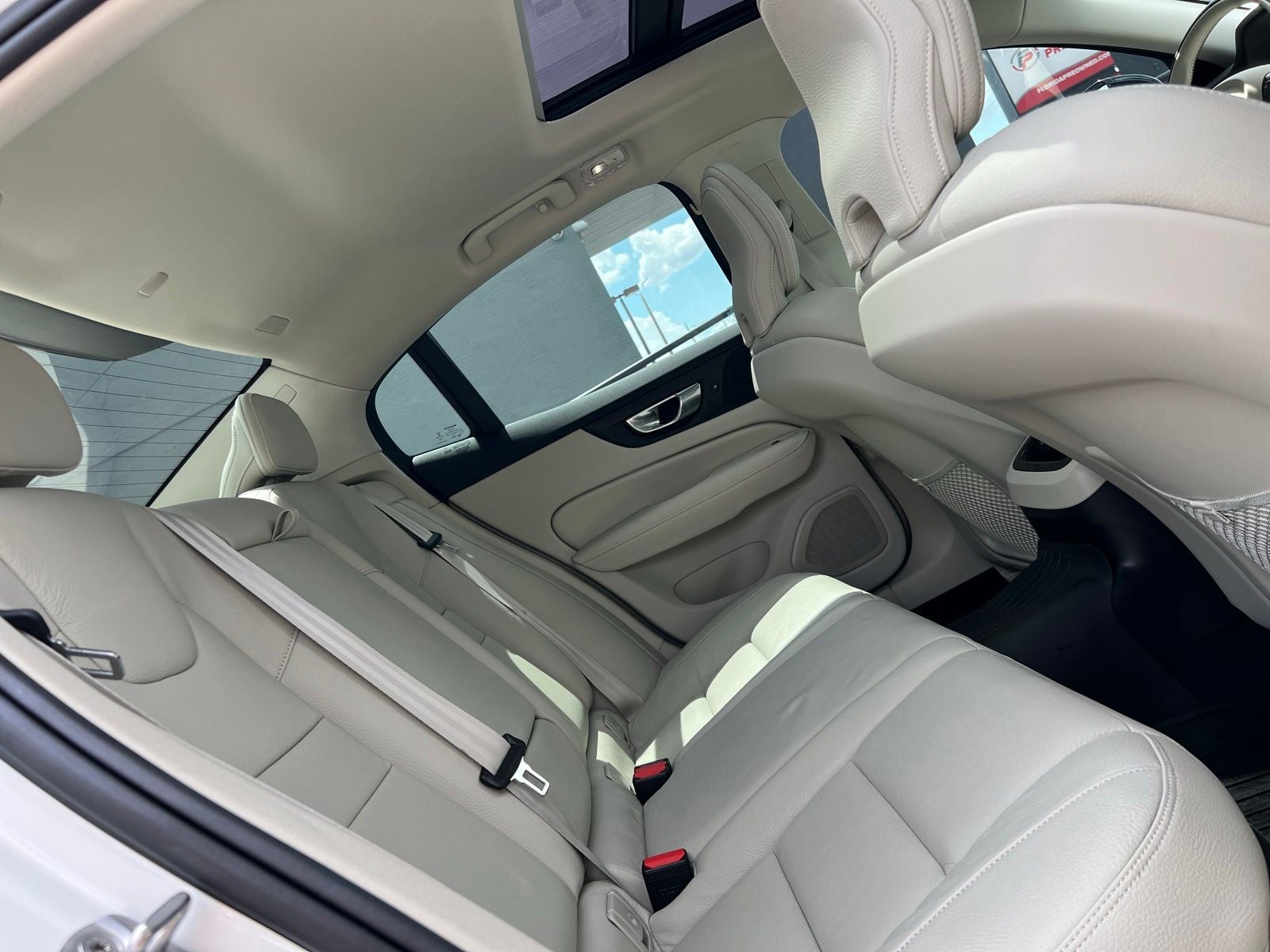 2023 Volvo S60 Recharge Plug-In Hybrid T8 Plus Dark Theme