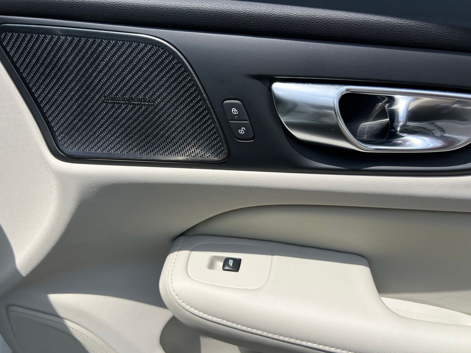 2023 Volvo S60 Recharge Plug-In Hybrid T8 Plus Dark Theme