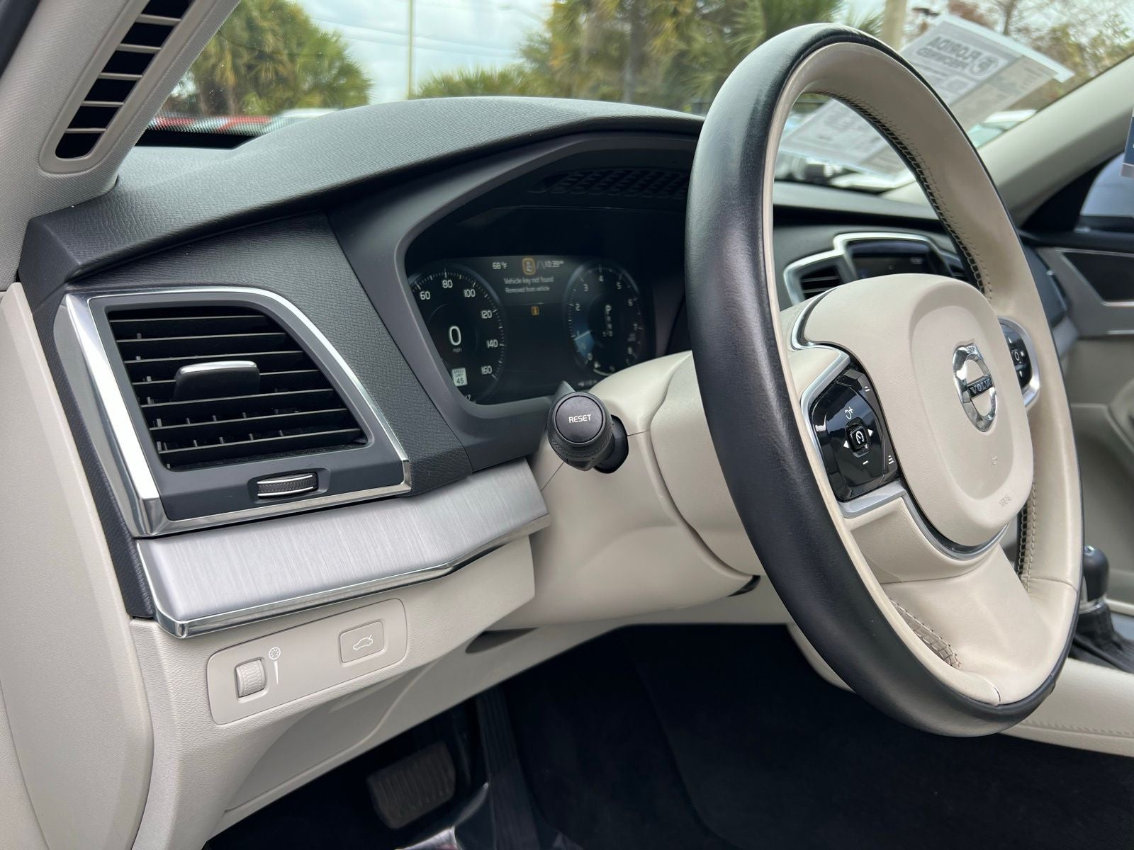 2022 Volvo XC90 T5 Momentum