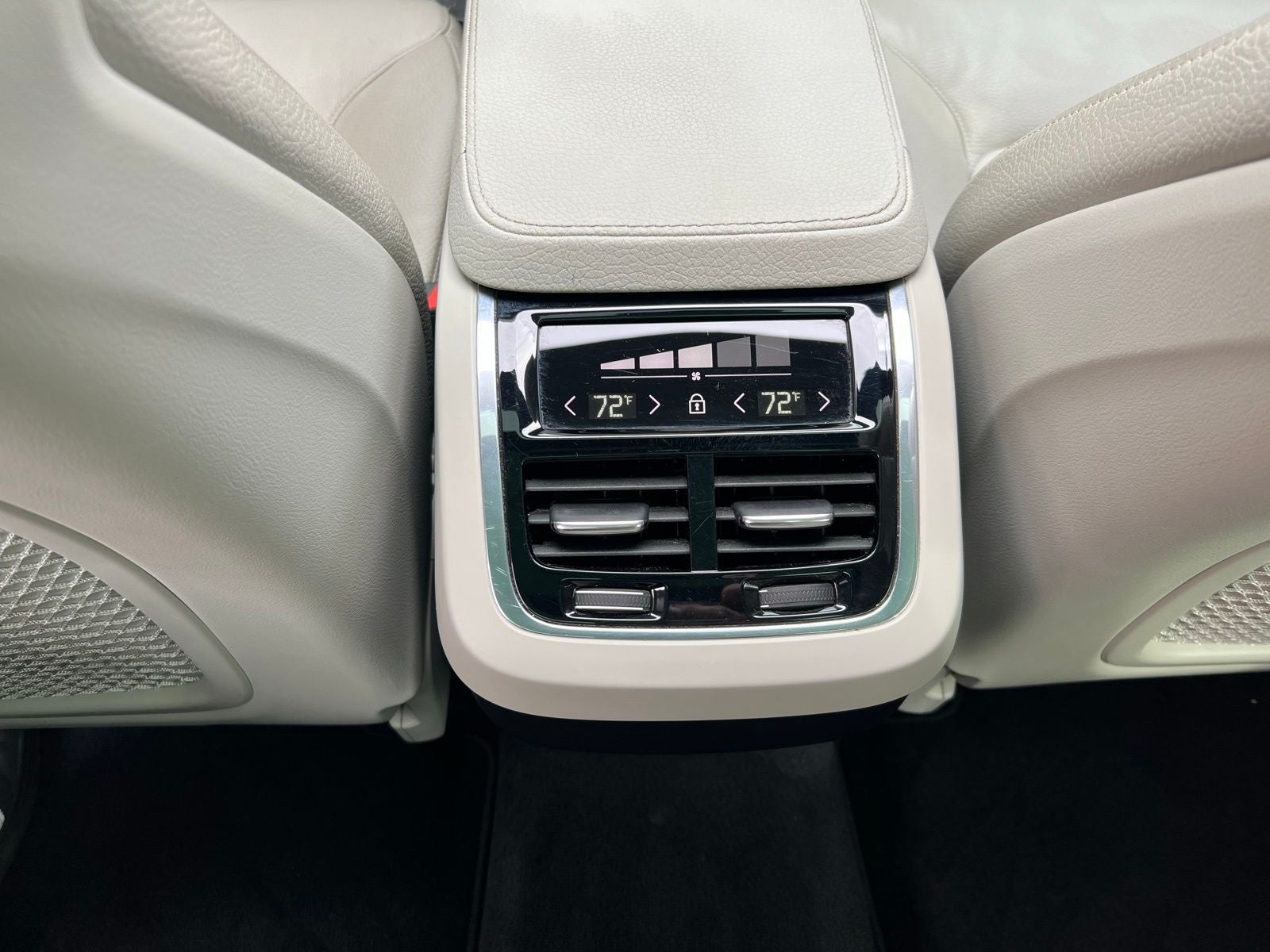 2022 Volvo XC90 T5 Momentum