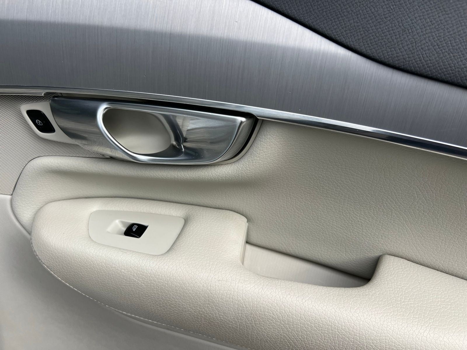 2022 Volvo XC90 T5 Momentum