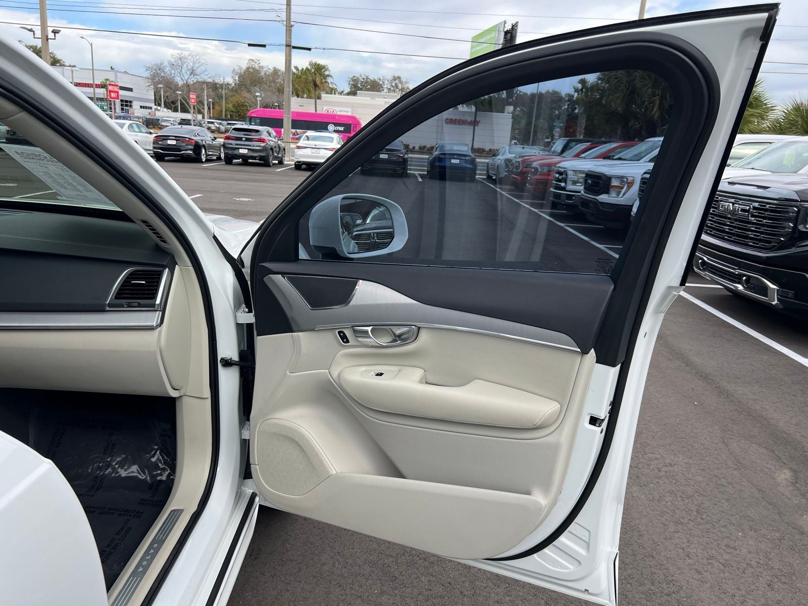 2022 Volvo XC90 T5 Momentum