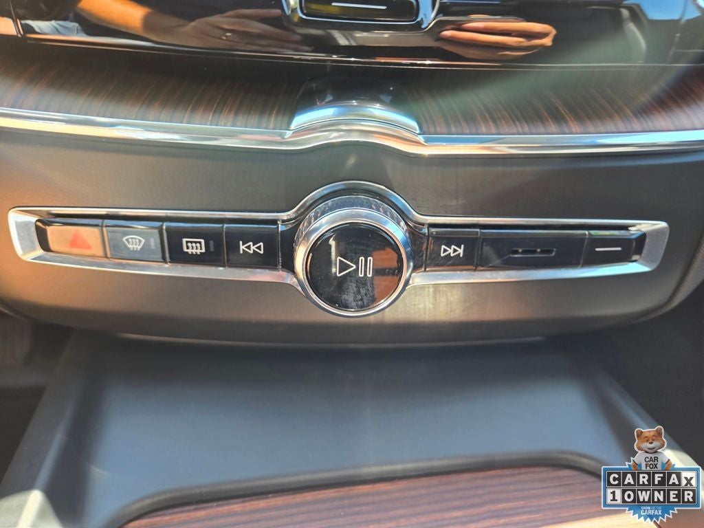 2024 Volvo XC60 B5 Plus Dark Theme