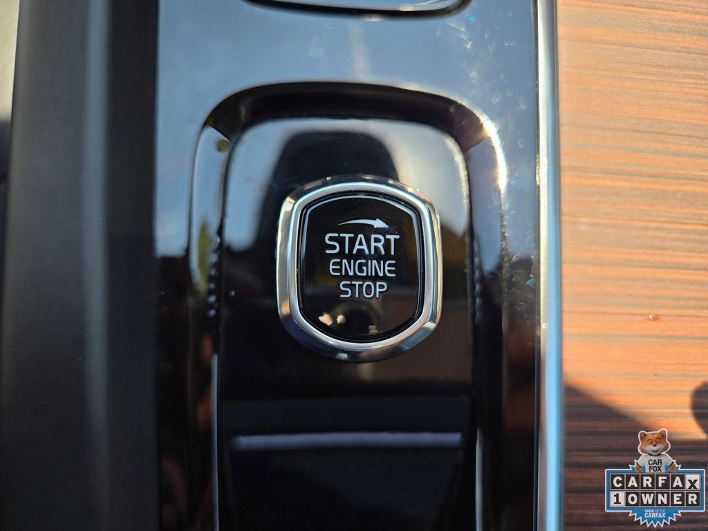 2024 Volvo XC60 B5 Plus Dark Theme