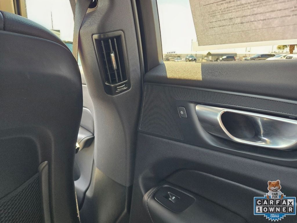 2024 Volvo XC60 B5 Plus Dark Theme