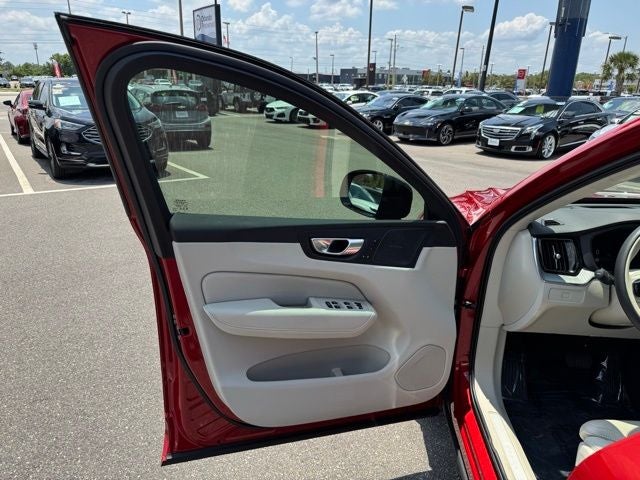 2024 Volvo XC60 B5 Ultimate Dark Theme