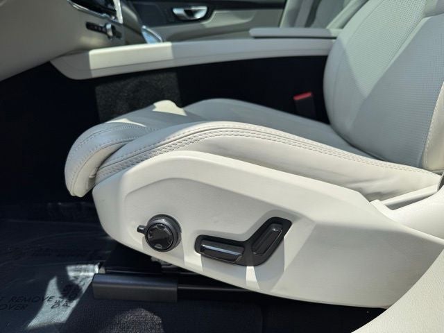 2024 Volvo XC60 B5 Ultimate Dark Theme