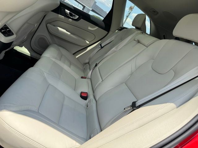 2024 Volvo XC60 B5 Ultimate Dark Theme