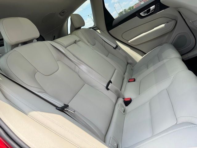 2024 Volvo XC60 B5 Ultimate Dark Theme