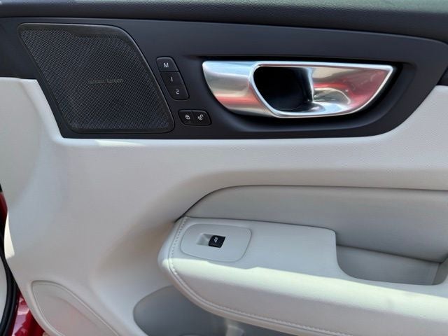 2024 Volvo XC60 B5 Ultimate Dark Theme