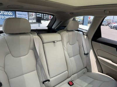 2024 Volvo XC60 B5 Ultimate Dark Theme