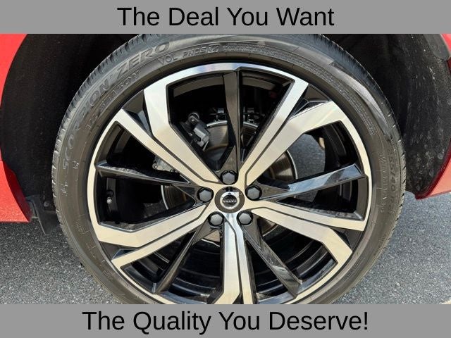 2024 Volvo XC60 B5 Ultimate Dark Theme