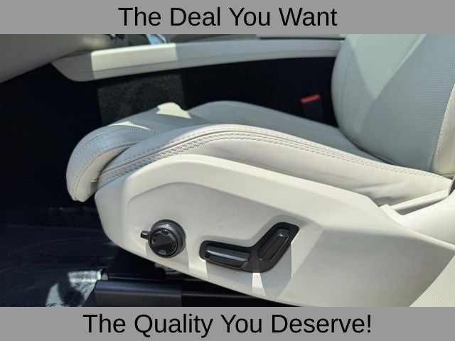 2024 Volvo XC60 B5 Ultimate Dark Theme