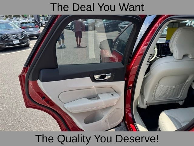 2024 Volvo XC60 B5 Ultimate Dark Theme