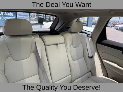 2024 Volvo XC60 B5 Ultimate Dark Theme